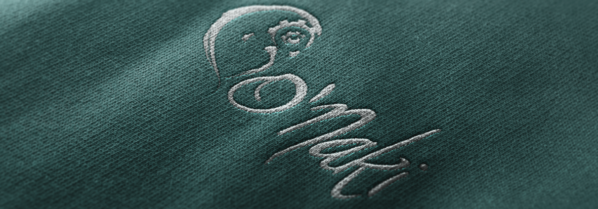 Un logo d’artisan qui tient bon, jusque dans la broderie d’une tenue de travail