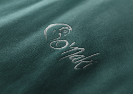Un logo d’artisan qui tient bon, jusque dans la broderie d’une tenue de travail