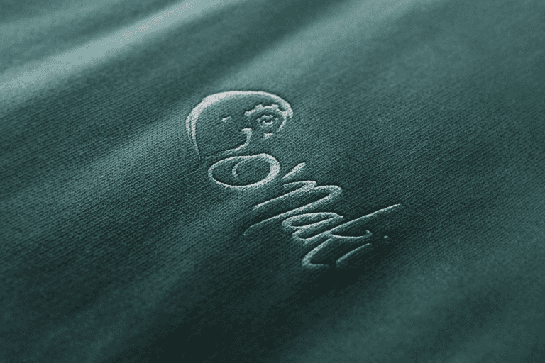Un logo d’artisan qui tient bon, jusque dans la broderie d’une tenue de travail