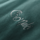 Un logo d’artisan qui tient bon, jusque dans la broderie d’une tenue de travail